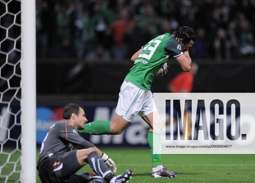 FUSSBALL CHAMPIONS LEAGUE SAISON 2010 2011 GRUPPE A SV Werder Bremen - Tottenham Hotspur 14.09.2010 JUBEL; Torschütze zu 1-2 Hugo Almeida (SV Werder Bremen) küsst seine Tätowierung am rechten Unterarm o0 Jubel, Freude