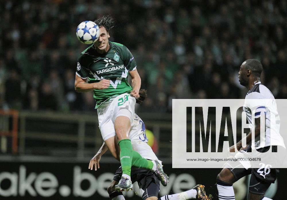 FUSSBALL CHAMPIONS LEAGUE SAISON 2010 2011 GRUPPE A SV Werder Bremen - Tottenham Hotspur 14.09.2010 Hugo Almeida (li, SV Werder Bremen) erzielt per Kopf das Tor zum 1-2 Anschluss.