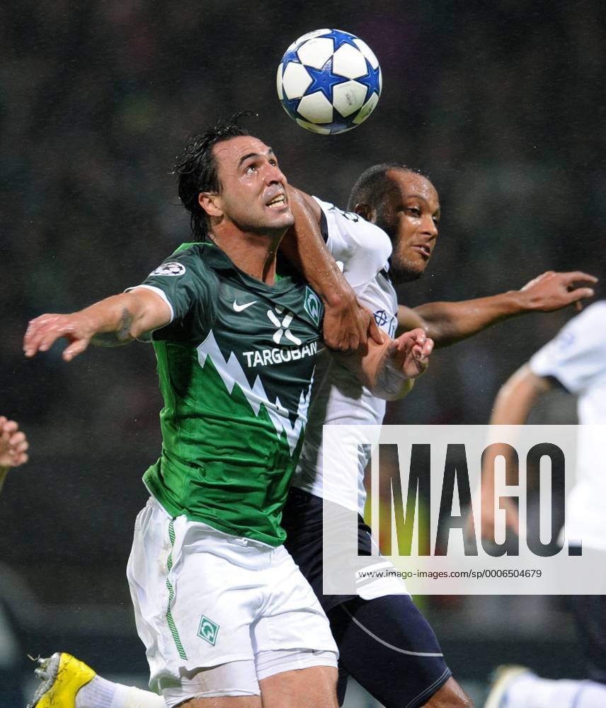 FUSSBALL CHAMPIONS LEAGUE SAISON 2010 2011 GRUPPENPHASE SV Werder Bremen - Tottenham Hotspur 14.09.2010 Hugo ALMEIDA (li, Bremen) gegen Younes Kaboul (re, Tottenham)