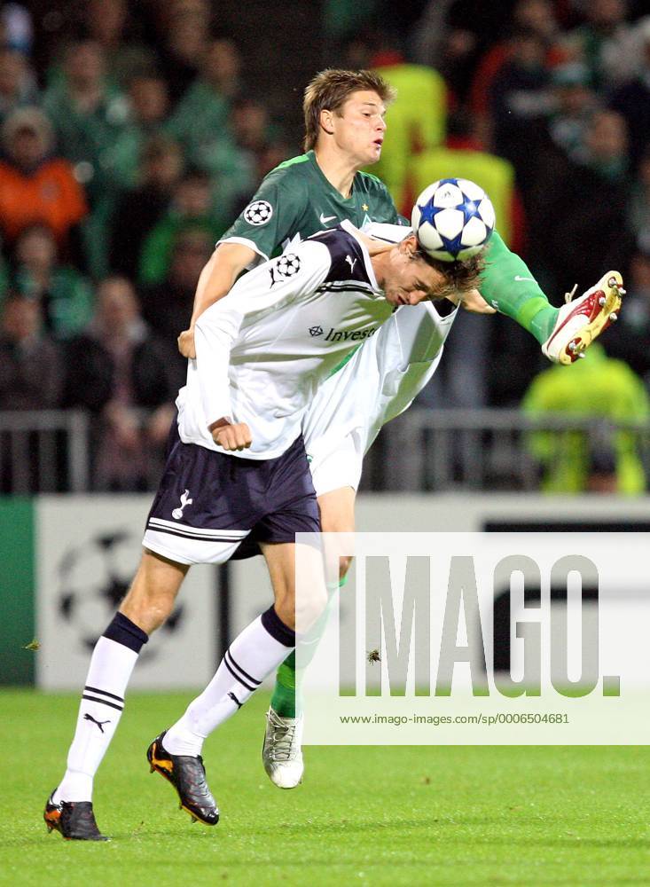Fußball Champions League , Gruppe A , SV Werder Bremen - Tottenham Hotspur FC , im Weserstadion Bremen, v.l. Sebastian Prödl (Werder Bremen) , Peter Crouch (Tottenham Hotspurs)