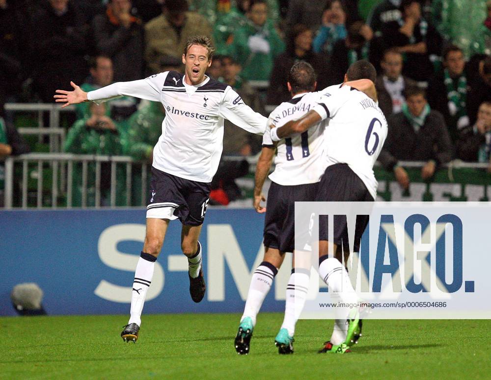 Fußball Champions League , Gruppe A , SV Werder Bremen - Tottenham Hotspur FC , im Weserstadion Bremen, Jubel Tottenham zum Tor zum 0:2 , v.l. Torschütze Peter Crouch (Tottenham Hotspurs) , Rafael Van der Vaart (Tottenham Hotspurs) , Tom Huddlestone (Tottenham Hotspurs) o0 Jubel, Freude