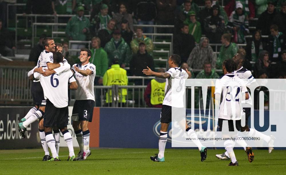 Bremen, 14.09.2010, Fußball Torjubel, v.li.: Rafael van der Vaart (Tottenham), Peter Crouch (Tottenham), Tom Huddlestone (Tottenham), Gareth Bale (Tottenham), Jermaine Jenas (Tottenham), Benoit Assou Ekotto (Tottenham) und Ledley King (Tottenham) SV Werder Bremen - Tottenham Hotspur FC