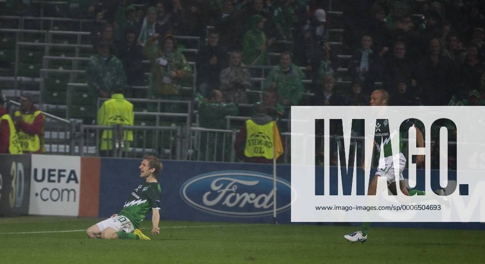 Bremen, 14.09.2010, Fußball Torjubel: Mikael Silvestre (Werder, re.), Marko Marin (Werder) SV Werder Bremen - Tottenham Hotspur FC o0 Sponsor, Werbepartner, Werbung, Wirtschaft, Werbebande, Bande, Ford