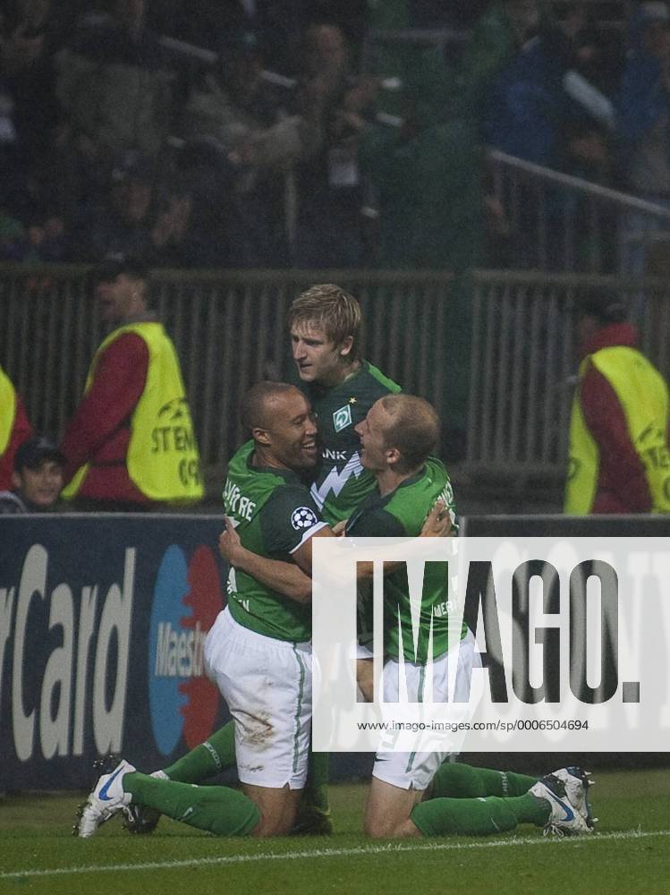 Bremen, 14.09.2010, Fußball Torjubel: Mikael Silvestre (Werder), Marko Marin (Werder), Petri Pasanen (Werder) Werder Bremen - Tottenham Hotspur FC