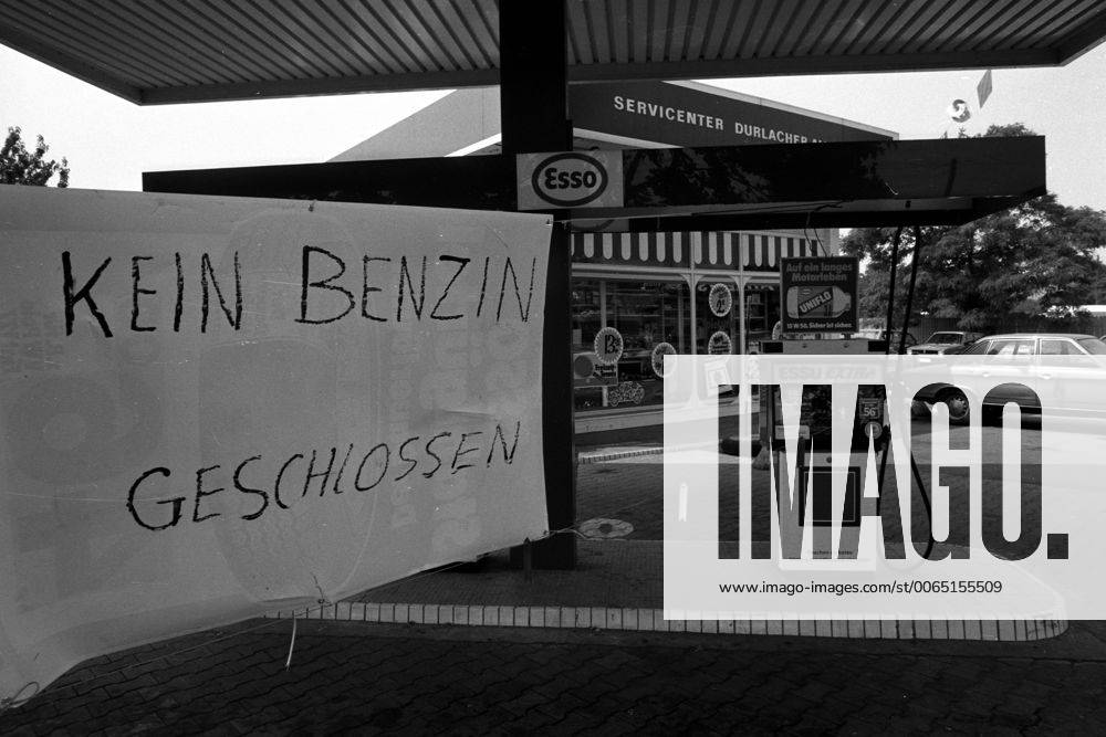 Aufgrund von Benzinmangel geschlossene Esso-Tankstelle in Karlsruhe
