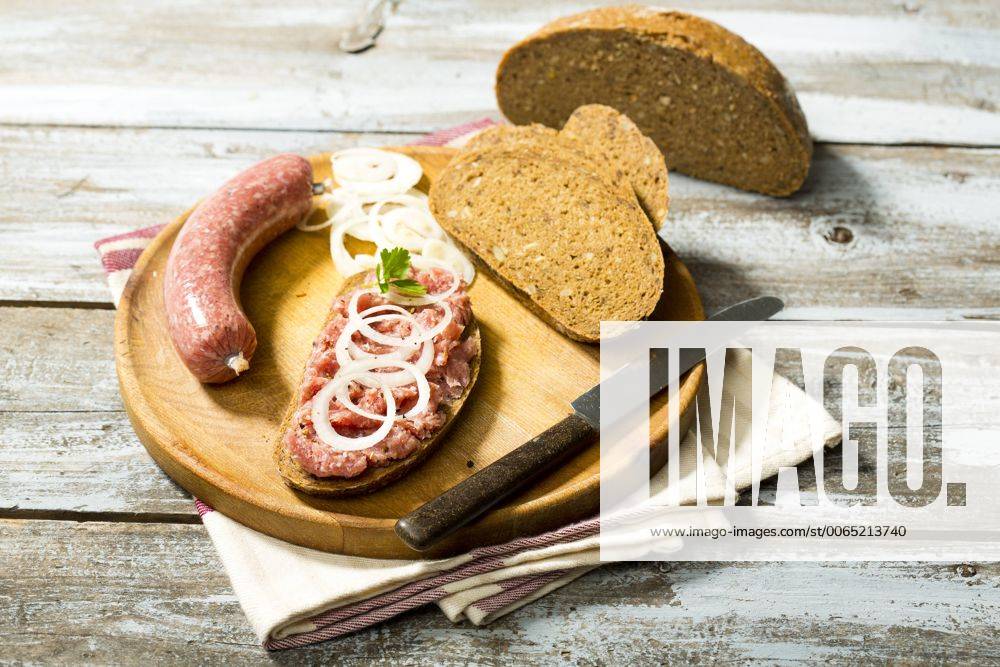 IMAGO Creative, Food, Brotzeit Minced pork with onions and ham on bread MAEF010746