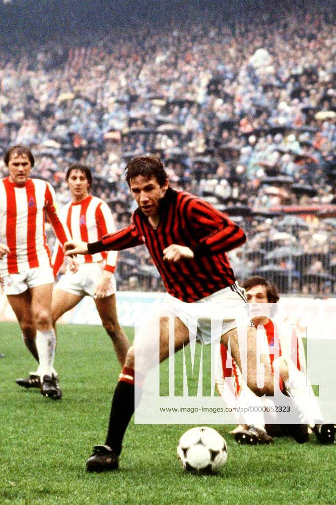 Franco Baresi (Milan, vorn) setzt sich gegen seinen Gegenspieler durch Fußball Herren Serie A 1978 1979, 1. Italienische Liga, AC Mailand - L.R. Vicenza 0:0, Calcio Gruppe Mailand Dynamik,