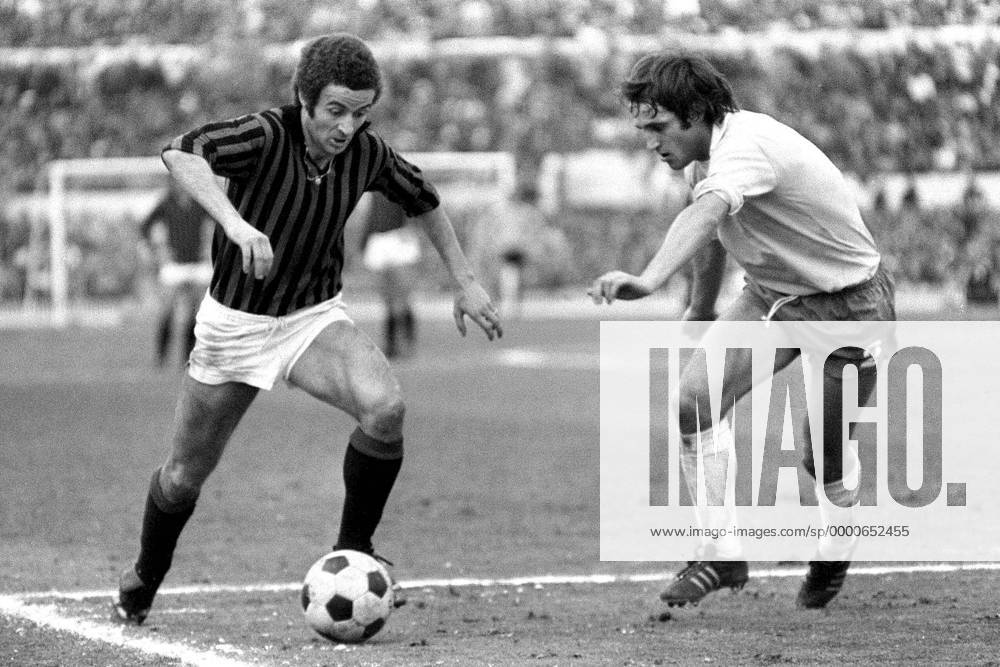 Luciano Chiarugi (Milan, li.) am Ball Fußball Herren Serie A 1974 1975, 1. Italienische Liga, AC Mailand - Lazio Rom 1:1 Gruppe Mailand Dynamik,