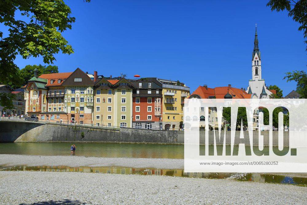 Stadtansicht mit Isar und Stadtpfarrkirche Mariä Himmelfahrt, Bad Tölz, Oberbayern, Bayern, Deutschland, Europa