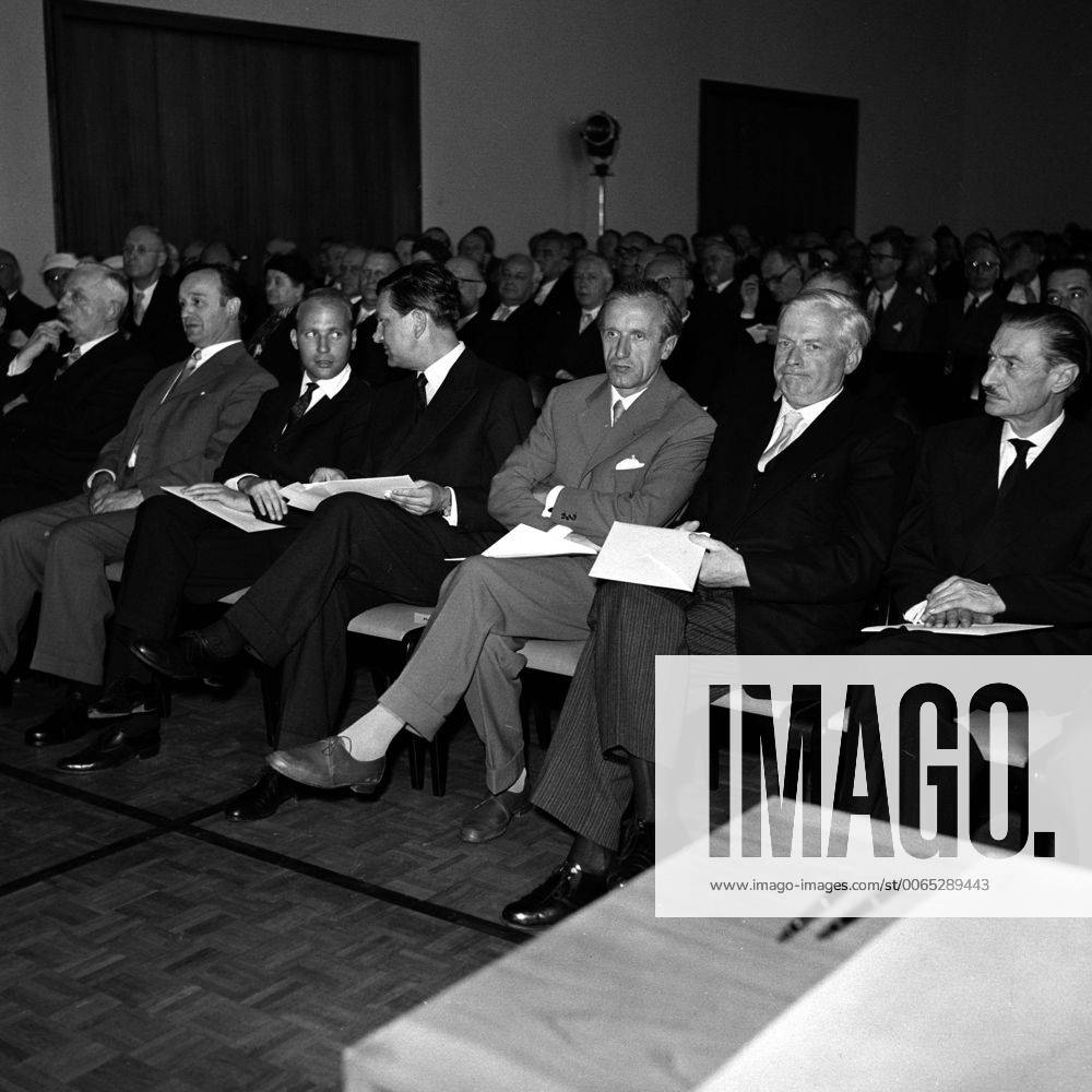 Verleihung Großer Kulturpreis von Nordrhein Westfalen 1956, v.re.: Bildhauer Zoltan Szekessy, Maler Ernst Wilhelm Nay, Bildhauer Bernhard Heiliger, Architekt Paul Schneider Esleben, Komponist Hans Werner Henze