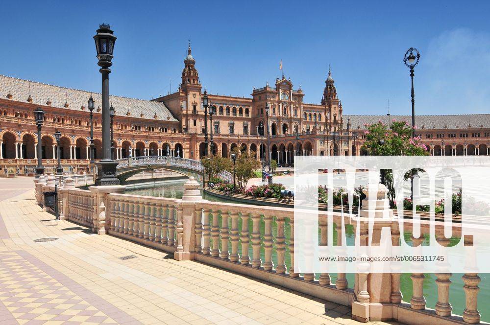 Plaza de Espana (Place d Espagne), built between 1914 and 1928 by the architect Anibal Gonzalez, Sevilla, Andalucia, Spain WojtkowskixCezary bew1A42D4B