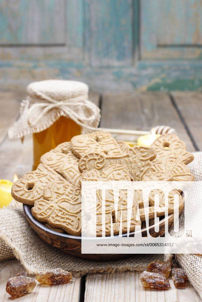 Bowl of speculaas biscuits. Festive dessert KantarukxAgnieszka bew18E1206