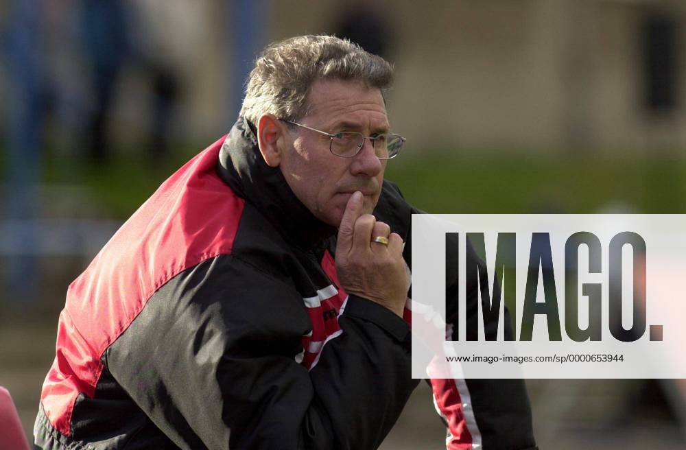 Trainer Eberhard Vogel (Dresdner SC) nachdenklich Fußball Herren Regionalliga Nord 2002 2003, 3. Liga, Dresdner SC, DSC Einzelbild Dresden Nachdenklichkeit,