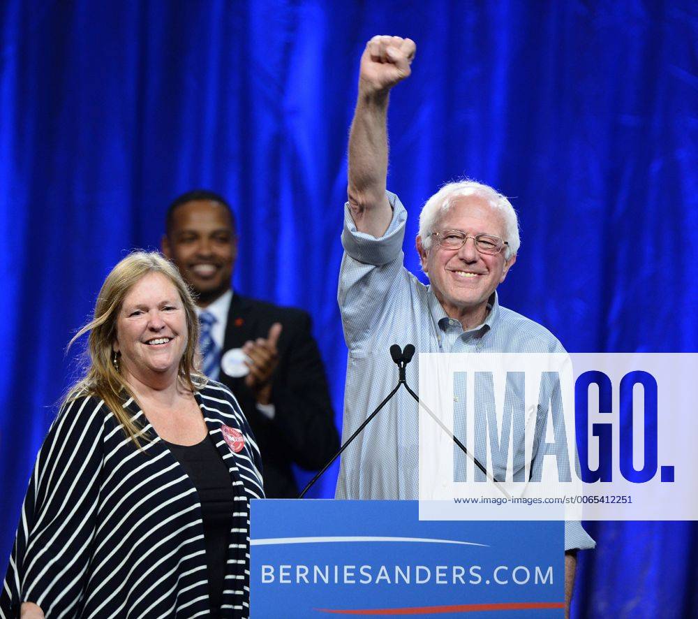 POLITIK USA - Bernie Sanders macht Wahlkampf U.S. Senator and presidential candidate Bernie Sanders and his wife Jane OÕMeara Sanders acknowledge supporters during a campaign rally at the Los Angeles Memorial Sports Arena on August 10, 2015. Sanders discussed the issues of getting big money out of politics ; dealing.with obscene wealth and income inequality ; combating climate change; and making college education affordable. LAP2015081014 JIMxRUYMEN
