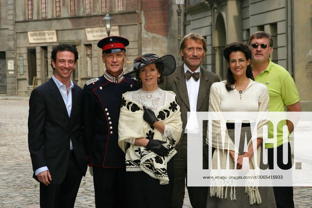 Oliver Berben,Robert Atzom,Iris Berben,Mattias Habich,Bettina Zimmermann und Carlo Rola beim Fototermin zum ZDF Movie Afrika,mon amour in Potsdam-Babelsberg am 21.08.2006 ZDF Settermin Afrika, mon amour