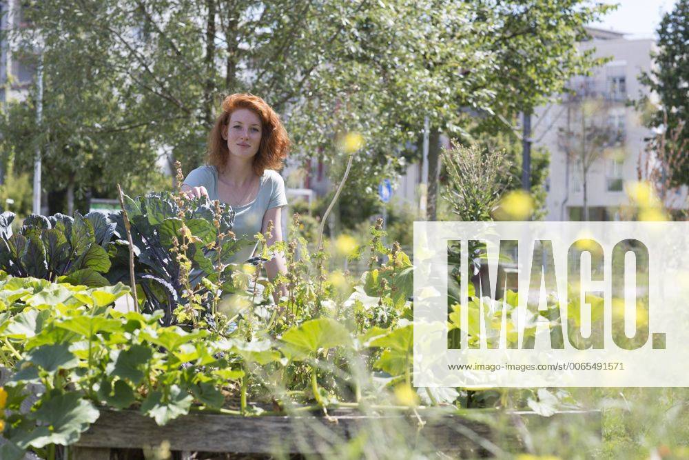 Young woman gardening, urban gardening model released Symbolfoto property released SGF001818