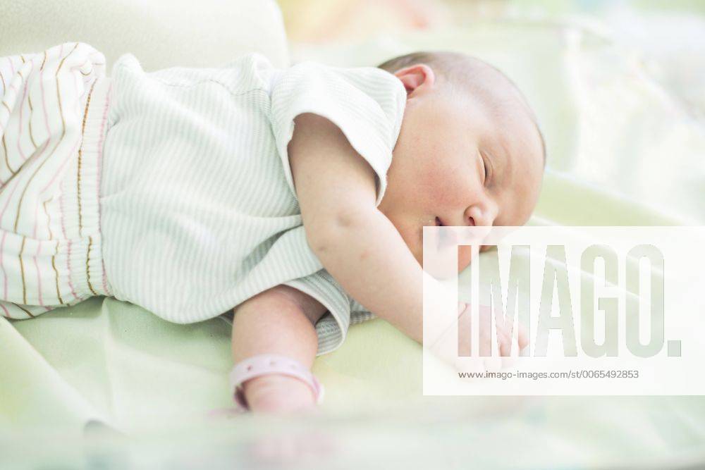 Sleeping newborn baby girl model released Symbolfoto DEGF000474