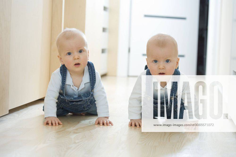 Baby twins crawling on the floor Children01901