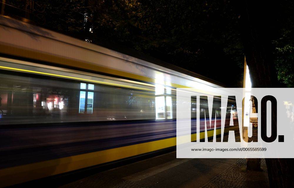 Berlin. 08 AUG 2015. Berlin Bezirk Mitte bei Nacht. Staßenbahn an der Haltestelle Rosenthaler Platz. Weinbergsweg. BERLIN. Nacht. PRM006297X