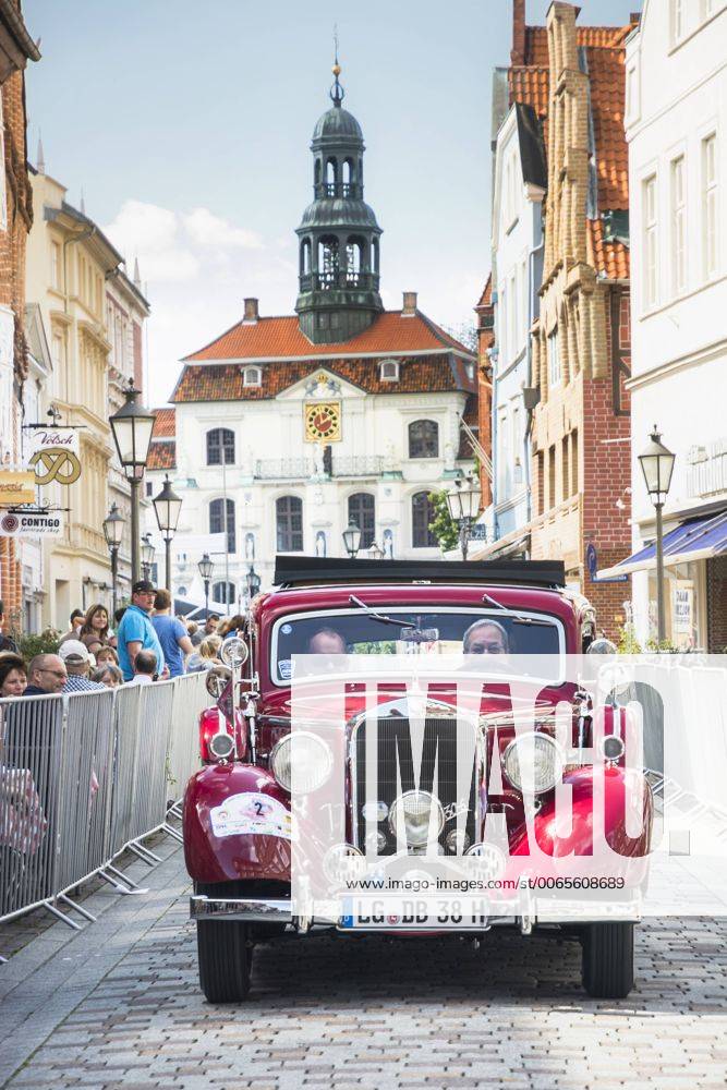 Oldtimer im Wettbewerb beim Altstadt Grand Prix in Lüneburg am 23.08.2015 mit Blick auf das Rathaus, ein roter Daimler Benz 230-6 W Baujahr 1938 von Wolfgang und Anke Schmidt aus Handorf Oldtimer Rallye