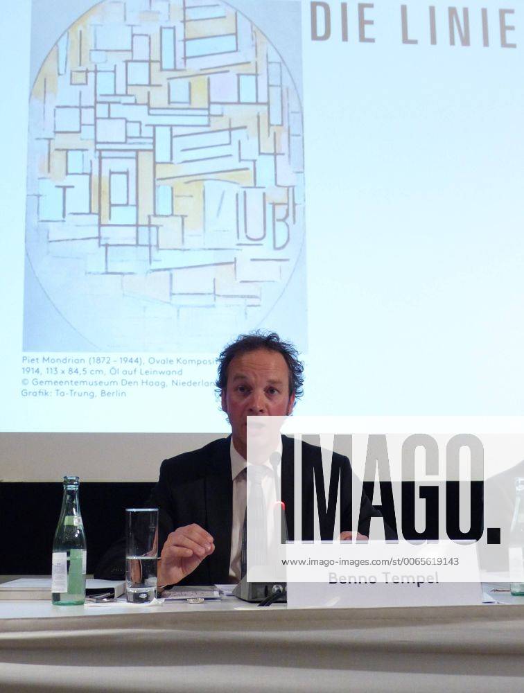 Berlin - Pressekonferenz zur Ausstellung - Piet Mondrian. Die Linie - im Martin-Gropius-Bau - Foto : der Direktor des Gemeentemuseums DEN Haag, Benno TEMPEL, in der Pressekonferenz vor dem Ausstellungssplakat