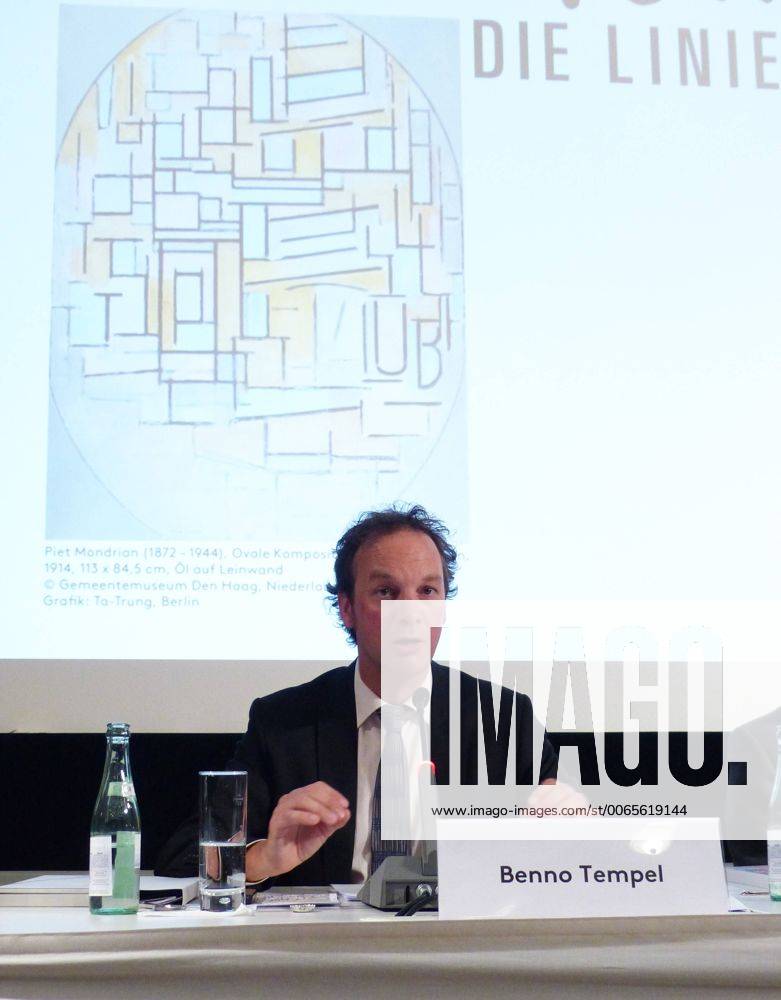 Berlin - Pressekonferenz zur Ausstellung - Piet Mondrian. Die Linie - im Martin-Gropius-Bau - Foto : der Direktor des Gemeentemuseums DEN Haag, Benno TEMPEL, in der Pressekonferenz vor dem Ausstellungssplakat