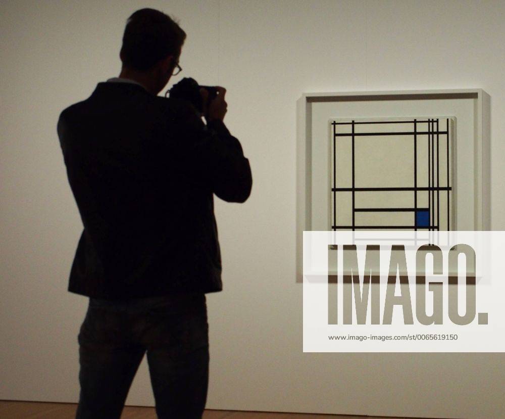 Berlin - Pressekonferenz zur Ausstellung - Piet Mondrian. Die Linie - im Martin-Gropius-Bau - Foto : ein Journalist lichtet ein Mondrian-typisches Bild ab