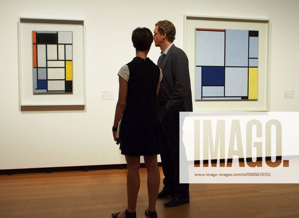 Berlin - Pressekonferenz zur Ausstellung - Piet Mondrian. Die Linie - im Martin-Gropius-Bau - die stellvertretende Direktorin des Gropius-Baus, Dr. Susanne ROCKWEILER begeht mit dem künstlerischen Leiter der Berliner Festspiele. Dr. Thomas OBERENDER, die Räume