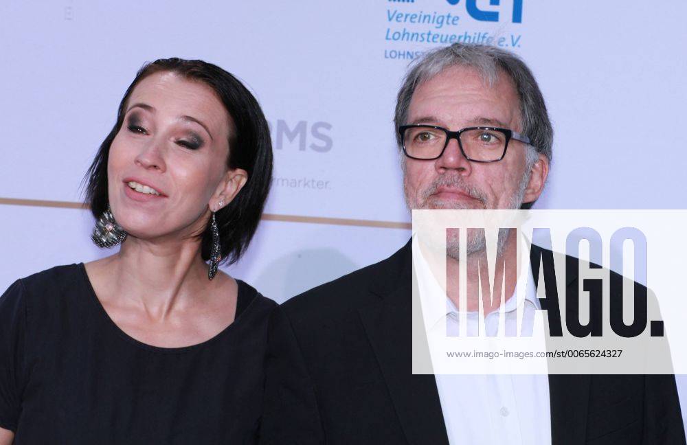 Wolfgang Trepper Comedian mit Ehefrau Kerstin, Deutscher Radiopreis Zum sechsten Mal wurde heute der Deutsche Radiopreis verliehen. In der Show am Abend im Hamburger Hafen Schuppen 52, Australiastraße 52 B, traten Stars wie die Band a-ha sowie die Sänger Olly Murs, George Ezra, Kwabs, Rea Garvey und Sarah Connor auf. In elf Kategorien gingen insgesamt 33 Nominierte ins Rennen. Hamburg 03 0 2015