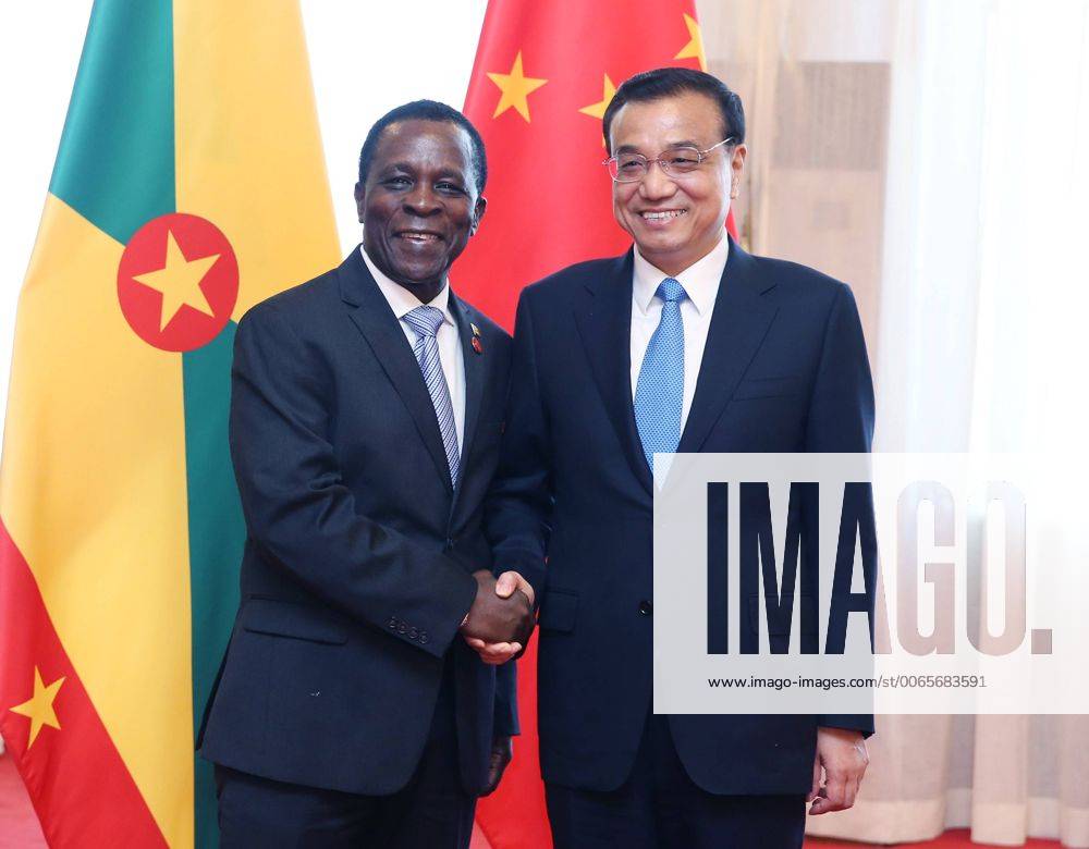(150910) -- BEIJING, Sept. 10, 2015 -- Chinese Premier Li Keqiang (R) meets with Grenada s Prime Minister Keith Mitchell in Dalian, northeast China s Liaoning Province, Sept. 10, 2015. ) (zhs) CHINA-LI KEQIANG-GRENADA-PM-MEETING (CN) YaoxDawei