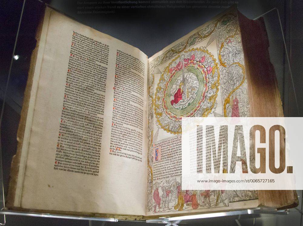 Die prachtvoll geschmueckte Nuernberger Koberger-Bibel von 1483 in der Sonderausstellung Luthers Meisterwerk ? ein Buch wie eine Naturgewalt im Frankfurter Bibelhaus Erlebnis-Museum am Dienstag (15.09.15). Die Ausstellung zeigt einzigartige Bibeldrucke, darunter die Gutenberg-Bibel von 1454 55, Erstausgaben des Neuen Testaments von 1522 und der Biblia Deutsch Martin Luthers von 1534 sowie reformierte und katholische Bibelausgaben des 16. Jahrhunderts. Insgesamt sind mehr als 70 Inkunabeln, Drucke und Autographen zu sehen. Die Ausstellung wird am Dienstagabend (15.09.15) im Beisein von Bundespraesident Joachim Gauck und dem Ratsvorsitzenden der Evangelischen Kirche in Deutschland (EKD), Landesbischof Heinrich Bedford-Strohm, eroeffnet und ist bis zum Jahresende zu sehen. (Siehe epd-Meldung vom 15.09.15) Spitzendrucke der aeltesten Bibeluebersetzungen in Frankfurt