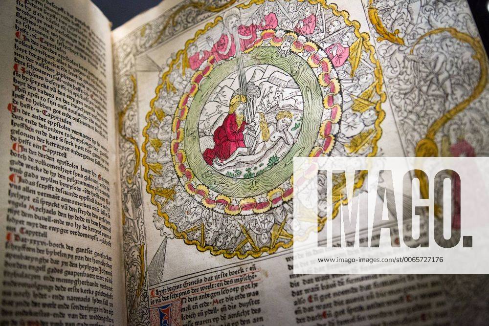 Die prachtvoll geschmueckte Nuernberger Koberger-Bibel von 1483 in der Sonderausstellung Luthers Meisterwerk ? ein Buch wie eine Naturgewalt im Frankfurter Bibelhaus Erlebnis-Museum am Dienstag (15.09.15). Die Ausstellung zeigt einzigartige Bibeldrucke, darunter die Gutenberg-Bibel von 1454 55, Erstausgaben des Neuen Testaments von 1522 und der Biblia Deutsch Martin Luthers von 1534 sowie reformierte und katholische Bibelausgaben des 16. Jahrhunderts. Insgesamt sind mehr als 70 Inkunabeln, Drucke und Autographen zu sehen. Die Ausstellung wird am Dienstagabend (15.09.15) im Beisein von Bundespraesident Joachim Gauck und dem Ratsvorsitzenden der Evangelischen Kirche in Deutschland (EKD), Landesbischof Heinrich Bedford-Strohm, eroeffnet und ist bis zum Jahresende zu sehen. (Siehe epd-Meldung vom 15.09.15) Spitzendrucke der aeltesten Bibeluebersetzungen in Frankfurt