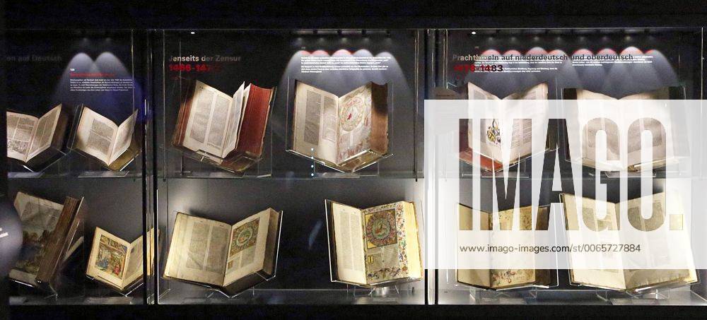Bibeln in der Sonderausstellung Luthers Meisterwerk ? ein Buch wie eine Naturgewalt im Frankfurter Bibelhaus Erlebnis-Museum am Dienstag (15.09.15). Die Ausstellung zeigt einzigartige Bibeldrucke, darunter die Gutenberg-Bibel, Erstausgaben des Neuen Testaments von 1522 und der Biblia Deutsch Martin Luthers von 1534 sowie reformierte und katholische Bibelausgaben des 16. Jahrhunderts. Insgesamt sind mehr als 70 Inkunabeln, Drucke und Autographen zu sehen. Die Ausstellung wird am Dienstagabend (15.09.15) im Beisein von Bundespraesident Joachim Gauck und dem Ratsvorsitzenden der Evangelischen Kirche in Deutschland (EKD), dem bayerischen Landesbischof Heinrich Bedford-Strohm, eroeffnet und ist bis zum Jahresende zu sehen. (Siehe epd-Meldung vom 15.09.15) Bibelausstellung Luthers Meisterwerk
