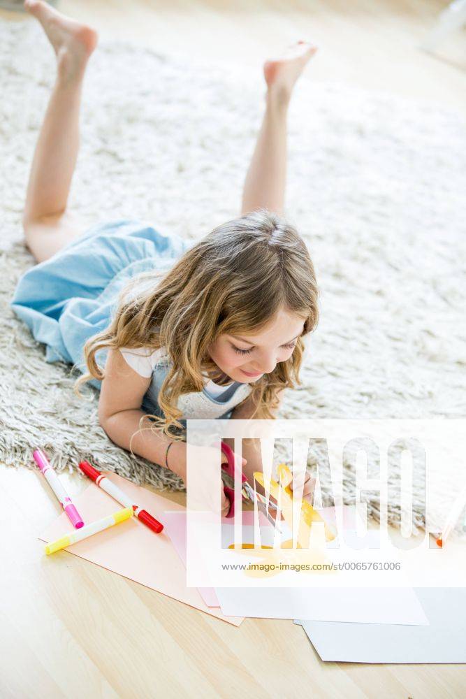 Little girl cutting out paper Easter bunnies model released Symbolfoto property released WESTF021541