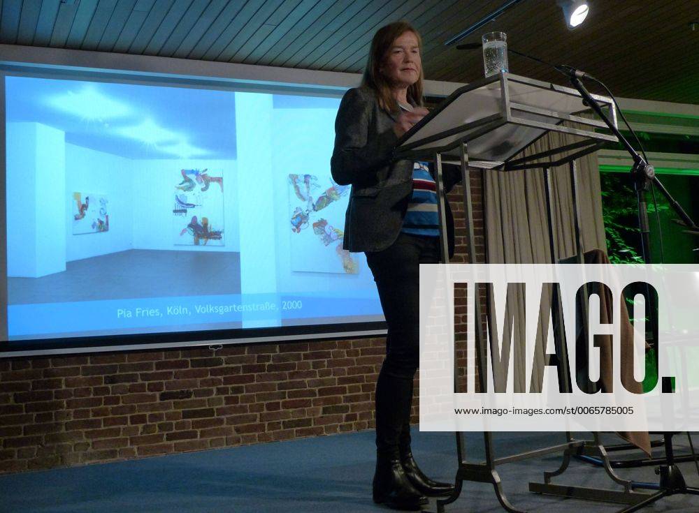 wpBerlin : in der Akademie der Künste ( AdK ) im Hanseatenweg trafen sich am Freitagabend massgebliche Persönlichkeiten aus dem Bereich der bildenden Kunst, der Musik und der Literatur, um den Galeristen, Sammler und Mäzen Rolf RICKE, 81, mit einer Archivpräsentation zu feiern; Ricke hat Zeit seines Lebens ein enges Verhältnis zu den von ihm vertretetenen Künstlern gepflegt; er hat während seiner Galeriezeit in Köln in den 1960er Jahre den Kunstmarkt mit amerikanischer Kunst, zunächst vor allem Popart, versorgt; auf dem Foto erzählt die Schweizer Künstlerin Pia FRIES von ihrer Zusamenarbeit mit RICKE