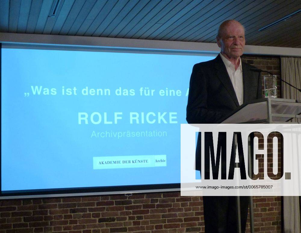 wpBerlin : in der Akademie der Künste ( AdK ) im Hanseatenweg trafen sich am Freitagabend massgebliche Persönlichkeiten aus dem Bereich der bildenden Kunst, der Musik und der Literatur, um den Galeristen, Sammler und Mäzen Rolf RICKE, 81, mit einer Archivpräsentation zu feiern; Ricke hat Zeit seines ein enges Verhältnis zu den von ihm vertretetenen Künstlern gepflegt; er hat während seiner Galeriezeit in Köln in den 1960er Jahre den Kunstmarkt mit amerikanischer Kunst, zunächst vor allem Popart, versorgt; auf dem Foto erläutert der greise RICKE die Triebkräfte seines Schaffens