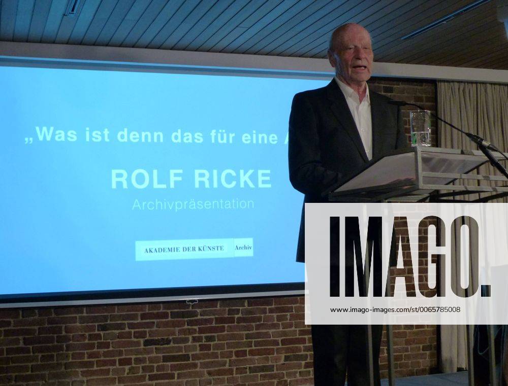 wpBerlin : in der Akademie der Künste ( AdK ) im Hanseatenweg trafen sich am Freitagabend massgebliche Persönlichkeiten aus dem Bereich der bildenden Kunst, der Musik und der Literatur, um den Galeristen, Sammler und Mäzen Rolf RICKE, 81, mit einer Archivpräsentation zu feiern; Ricke hat Zeit seines ein enges Verhältnis zu den von ihm vertretetenen Künstlern gepflegt; er hat während seiner Galeriezeit in Köln in den 1960er Jahre den Kunstmarkt mit amerikanischer Kunst, zunächst vor allem Popart, versorgt; auf dem Foto erläutert der greise RICKE die Triebkräfte seines Schaffens