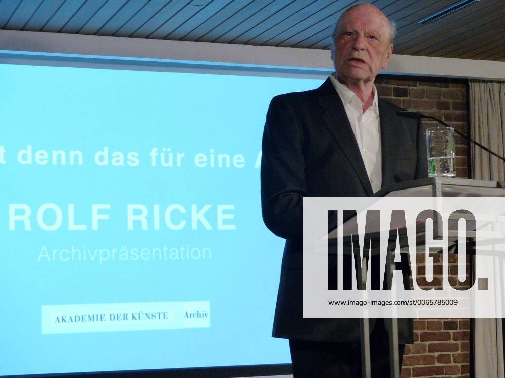 wpBerlin : in der Akademie der Künste ( AdK ) im Hanseatenweg trafen sich am Freitagabend massgebliche Persönlichkeiten aus dem Bereich der bildenden Kunst, der Musik und der Literatur, um den Galeristen, Sammler und Mäzen Rolf RICKE, 81, mit einer Archivpräsentation zu feiern; Ricke hat Zeit seines ein enges Verhältnis zu den von ihm vertretetenen Künstlern gepflegt; er hat während seiner Galeriezeit in Köln in den 1960er Jahre den Kunstmarkt mit amerikanischer Kunst, zunächst vor allem Popart, versorgt; auf dem Foto erläutert der greise RICKE die Triebkräfte seines Schaffens