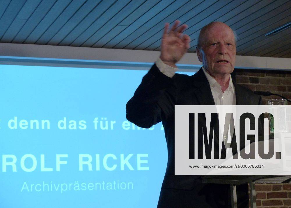 wpBerlin : in der Akademie der Künste ( AdK ) im Hanseatenweg trafen sich am Freitagabend massgebliche Persönlichkeiten aus dem Bereich der bildenden Kunst, der Musik und der Literatur, um den Galeristen, Sammler und Mäzen Rolf RICKE, 81, mit einer Archivpräsentation zu feiern; Ricke hat Zeit seines ein enges Verhältnis zu den von ihm vertretetenen Künstlern gepflegt; er hat während seiner Galeriezeit in Köln in den 1960er Jahre den Kunstmarkt mit amerikanischer Kunst, zunächst vor allem Popart, versorgt; auf dem Foto erläutert der greise RICKE die Triebkräfte seines Schaffens