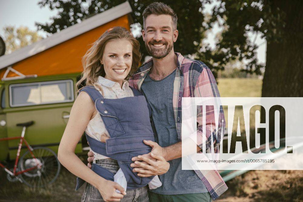 Smiling couple with baby in in front of van in the nature model released Symbolfoto property released MFF002006