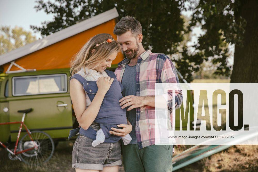Smiling couple with baby in in front of van in the nature model released Symbolfoto property released MFF002007