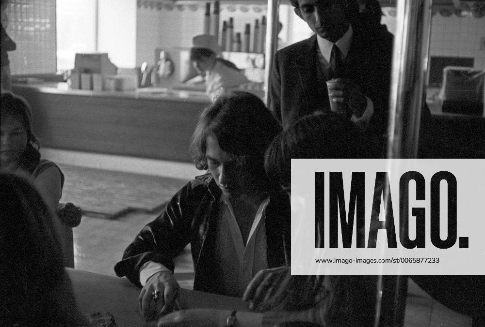 Autogrammstunde mit Peter Maffay im Schnellrestaurant Burger Chef , Deutschland 1960er Jahre. Autograph session with singer Peter Maffay at Burger Chef convenience restaurant, Germany 1960s. 24x36Neg533