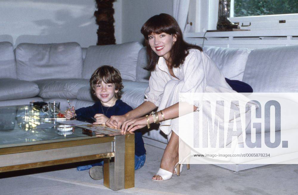 Die deutsche Schauspielerin Iris Berben mit Sohn Oliver, Deutschland 1970er Jahre. German actress Iris Berben with her son Oliver, Germany 1970s. 24x36Dia83
