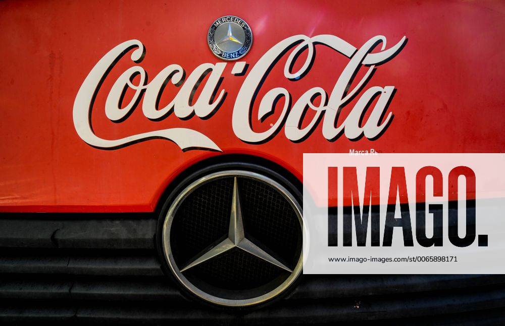 Delivery truck of Coca Cola, Mercedes-Benz- el camión de reparto de Coca Cola, Mercedes-Benz