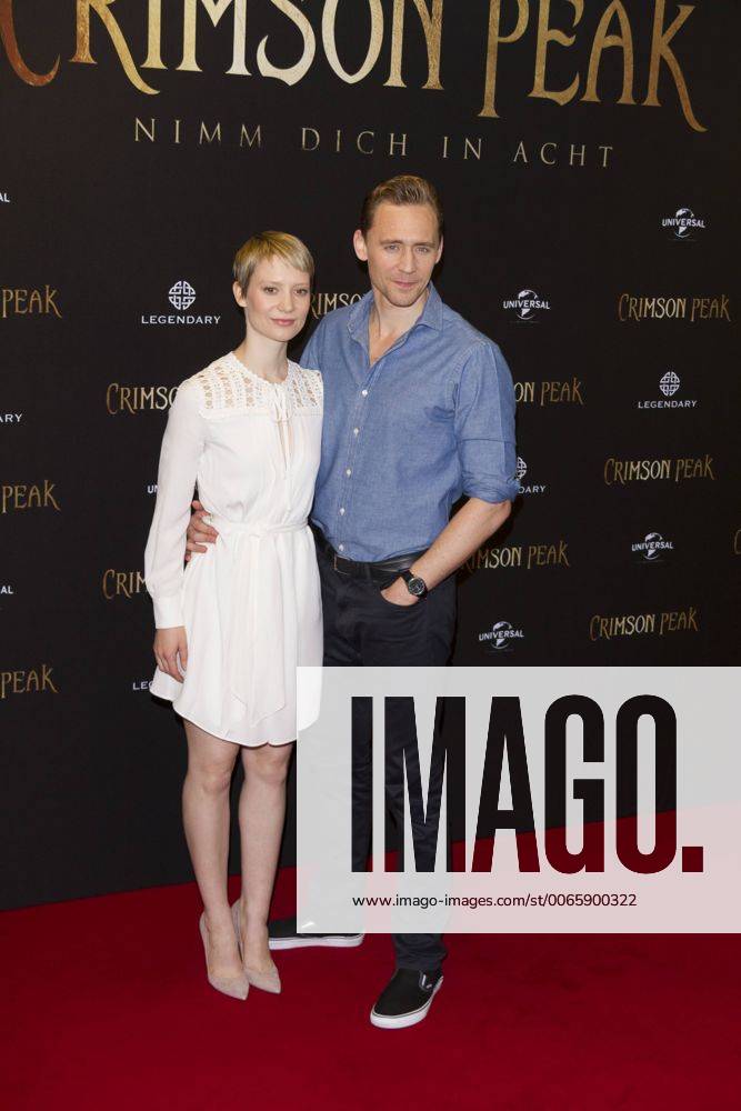 Mia Wasikowska und Tom Hiddleston - Photocall anlaesslich des Filmstarts von CRIMSON PEAK (Kinostart: 15.10.2015) in Berlin am 30.09.2015. Photocall Crimson Peak