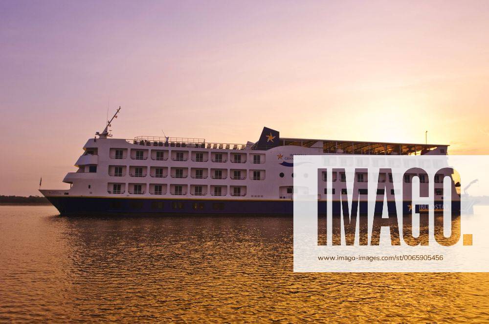Iberostar Grand Amazon Kreuzfahrtschiff am Amazonas in Brasilien McPMDF McPMDF