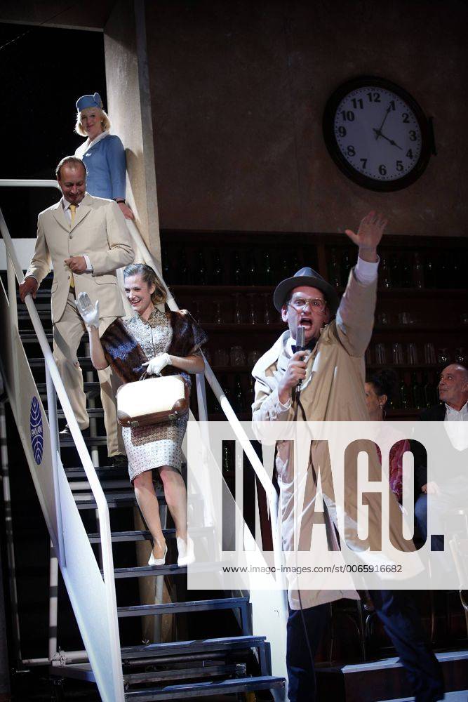Drama-berlin.de 02.10.2015 Schaubuehne am Lehniner Platz Berlin WESTBERLIN (von Rainald Grebe), Regie: Rainald Grebe, Musikalische Leitung: Jens-Karsten Stoll, Buehne: Juergen Lier, Kostueme: Kristina Boecher, Premiere am 02.10.2015. Szene mit Sylvia Moss, Jens-Karsten Stoll, Marie Burchard und Sebastian Schwarz. Schaubuehne am Lehniner Platz Berlin WESTBERLIN by Rainald Grebe, directed by Rainald Grebe, conducted by Jens-Karsten Stoll, stage design Juergen Lier, costumes design Kristina Boecher, opening October 02, 2015. Scene with Sylvia Moss, Jens-Karsten Stoll, Marie Burchard and Sebastian Schwarz. Bresadola drama-berlin.de