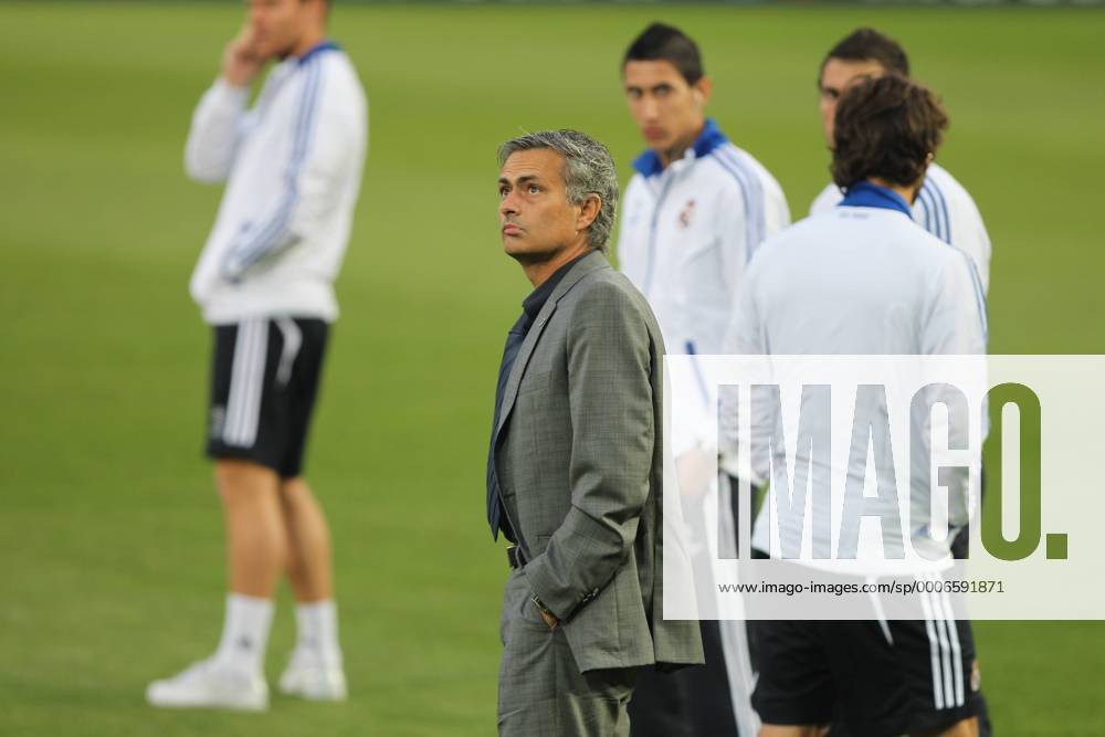 AJ Auxerre (weiß) vs Real Madrid CF: coach JOSE MOURINHO XStephanieX