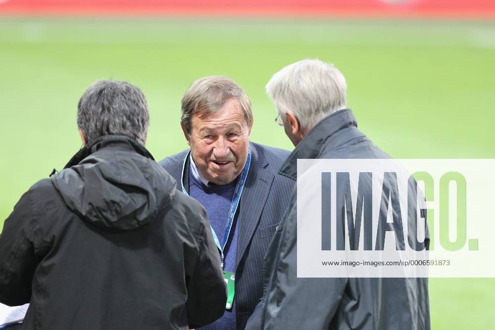 AJ Auxerre (weiß) vs Real Madrid CF: GUY ROUX FRA, Mitte), AIME JACQUET (R) XStephanieX