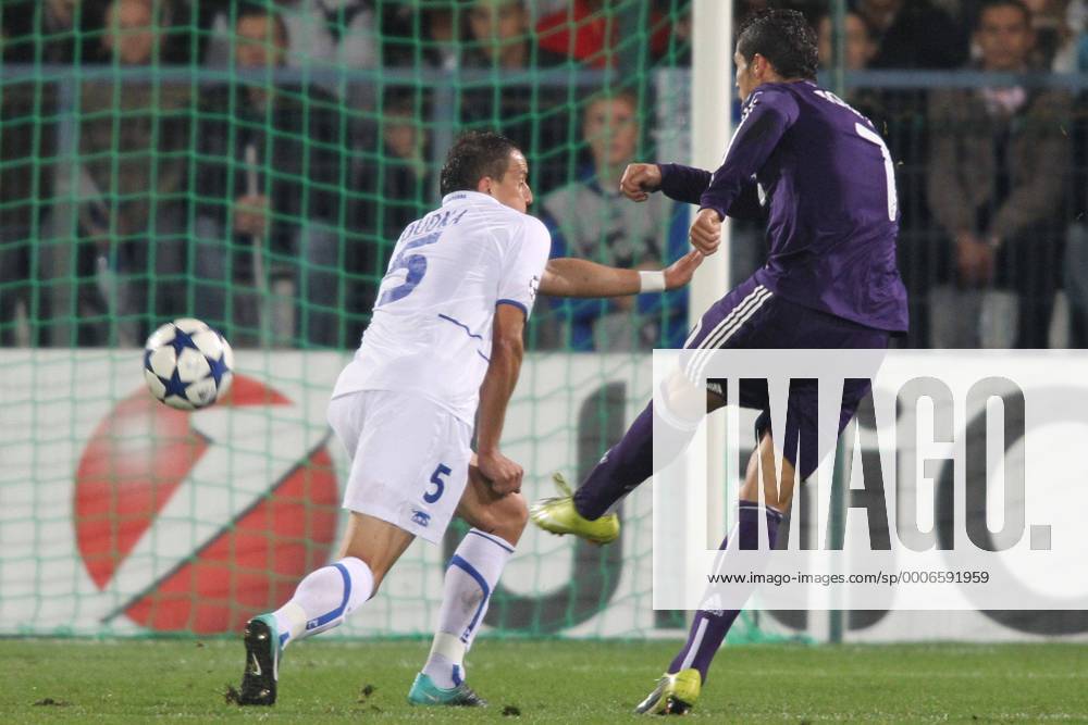 AJ Auxerre (weiß) vs Real Madrid CF: DARIUSZ DUDKA, Cristiano RONALDO AN3C4163